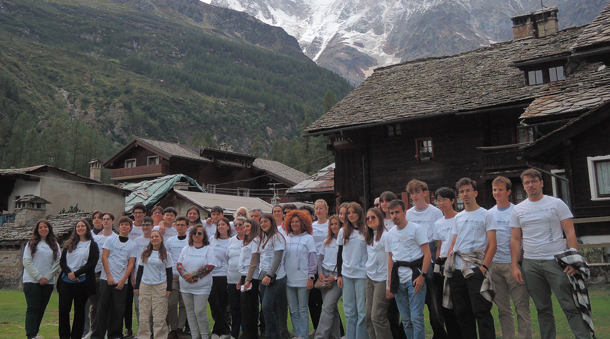 foto di gruppo con gli studenti e le studentesse di RadioLab a Macugnana sul Monte Rosa