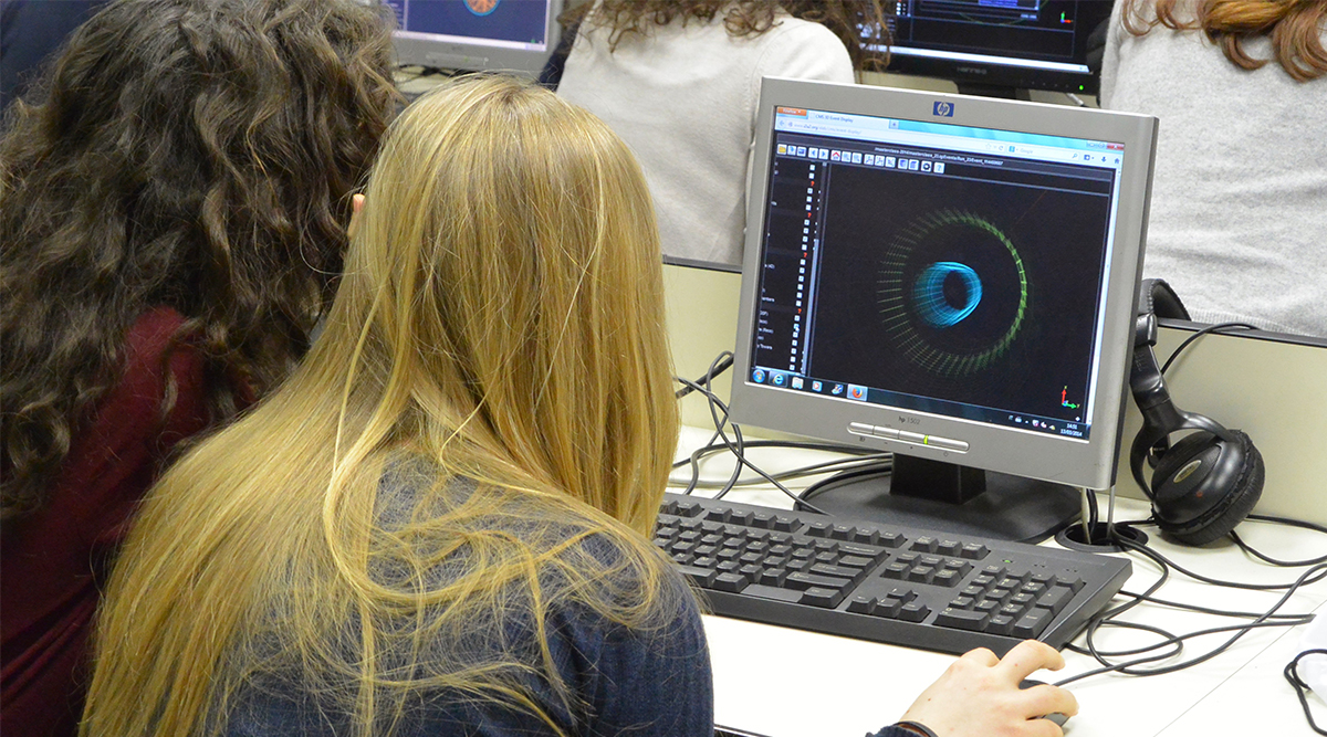 due studentesse guardano al computer un esercizio di simulazione